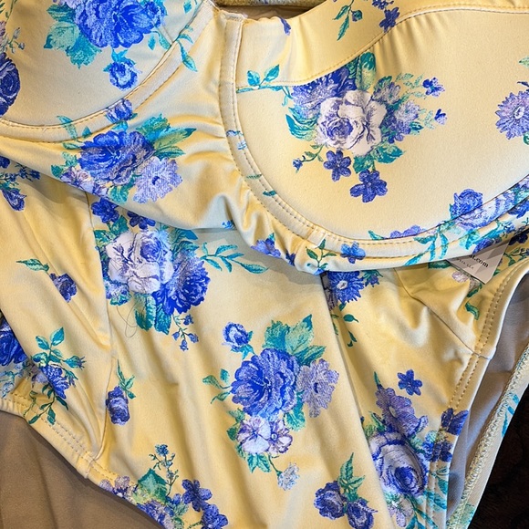 We wore what underwire one piece floral swimsuit never worn large - Picture 4 of 4